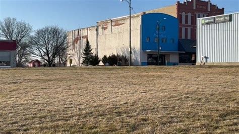 Falls City proposes downtown amphitheater .